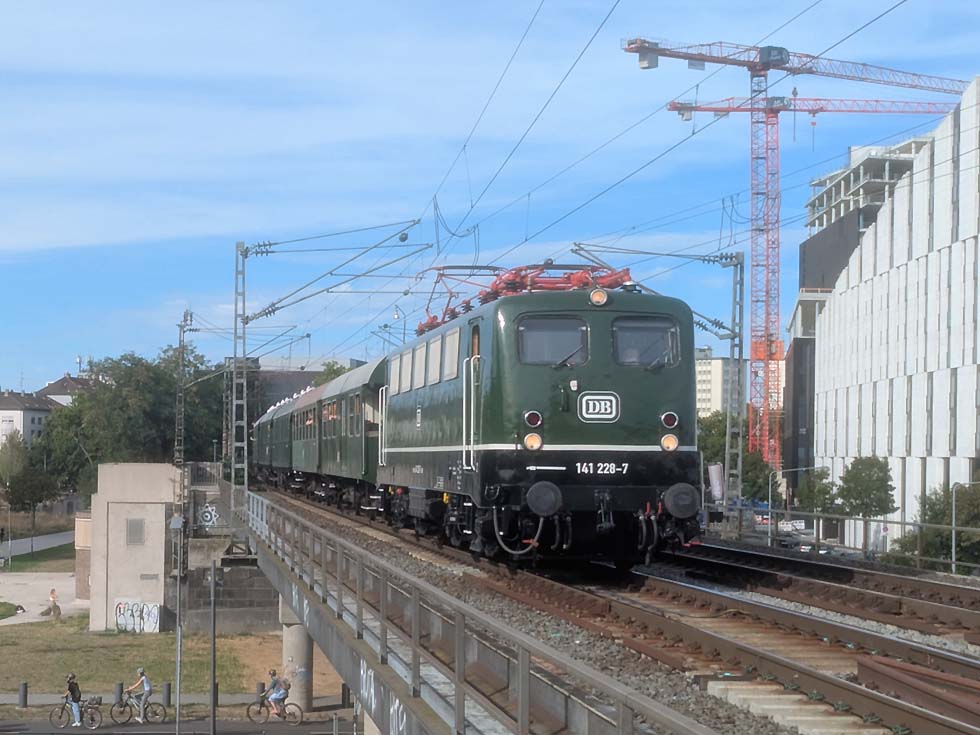 141 228 Frankfurt (Main)